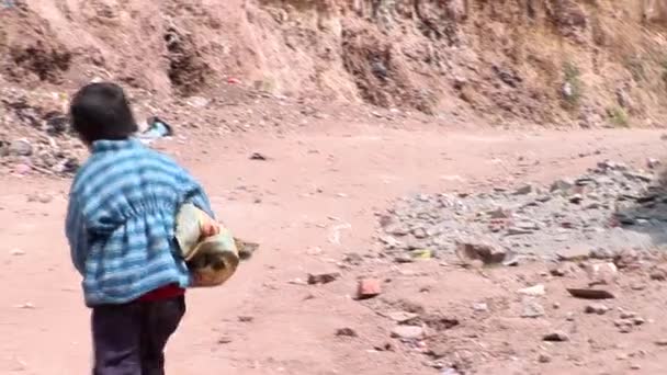 Kind wandelen in arme district in Cusco — Stockvideo