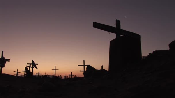 Старое кладбище на закате — стоковое видео