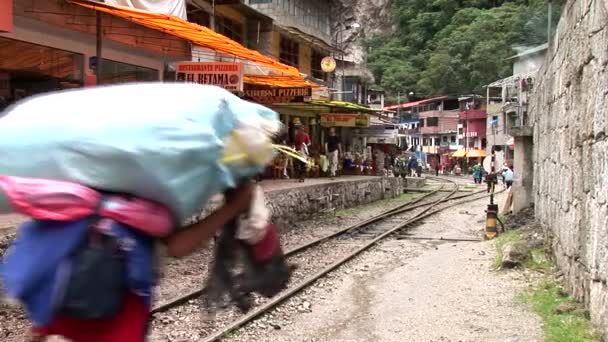 Järnvägen spår genom Aguas Calientes — Stockvideo