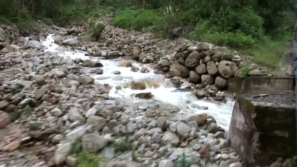 Поезд на Мачу-Пикчу вдоль реки Урубамба — стоковое видео