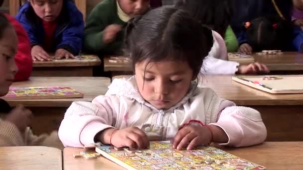 Niños en una escuela en Cusco — Vídeo de stock