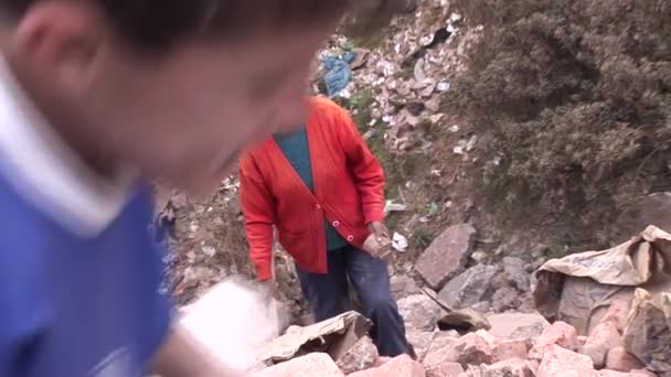 People working on waste dump in Cusco — Stock Video