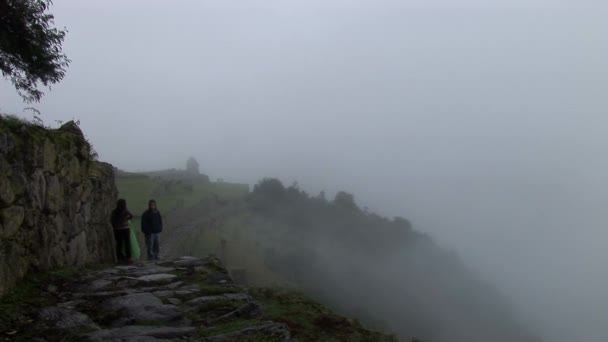 Toeristen op oude Inca verloren stad Machu Picchu — Stockvideo