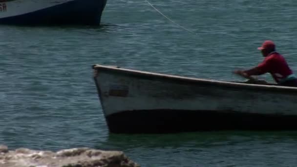 Fischer im Boot in einer kleinen Bucht in den Paracas — Stockvideo