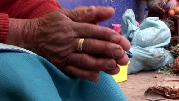 Vendedora no mercado em Cusco — Vídeo de Stock