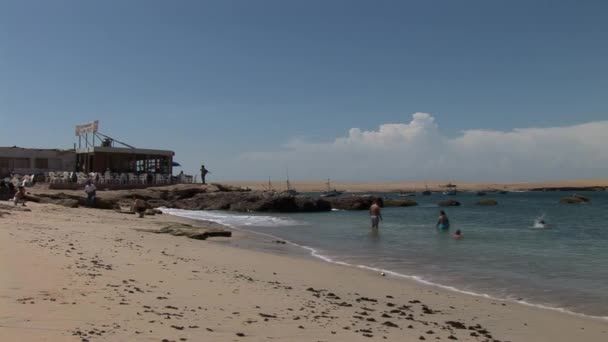 Menschen in einer kleinen Bucht im Paracas-Nationalpark — Stockvideo