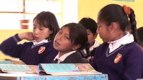 Crianças em uma escola em Cusco — Vídeo de Stock