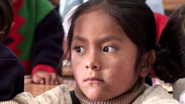 Niños en una escuela en Cusco — Vídeos de Stock