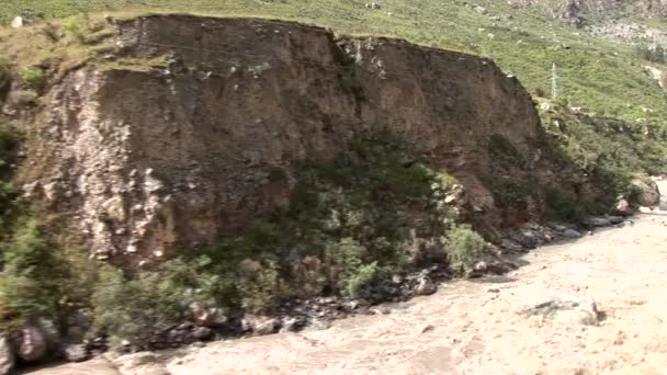 Trein naar Machu Picchu langs rivier Urubamba — Stockvideo