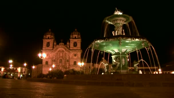 Brunnen auf der Plaza de Armas in der Nacht — Stockvideo