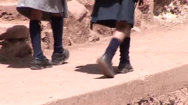 クスコの貧しい地区で歩いている子供 — ストック動画