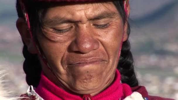 Vrouw in een straat in Cusco spinnen van wol — Stockvideo