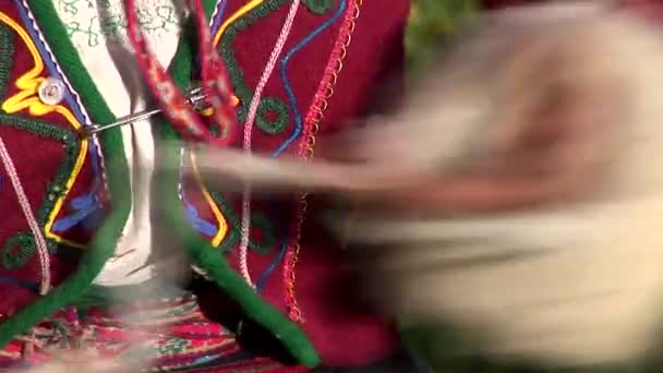 Mulher em uma rua em Cusco fiação de lã — Vídeo de Stock