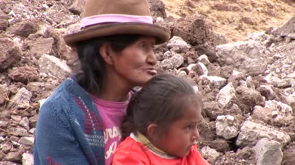 Orang yang bekerja di pembuangan limbah di Cusco — Stok Video