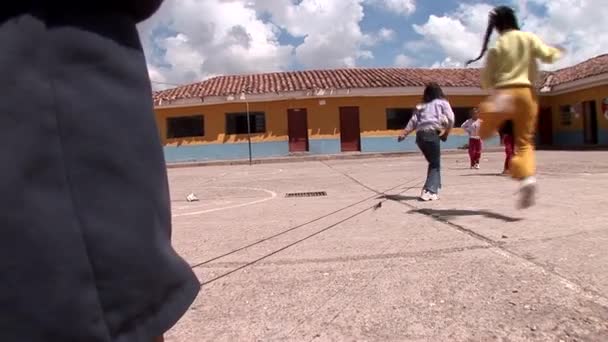 Schoolmeisjes spelen in het schoolplein — Stockvideo