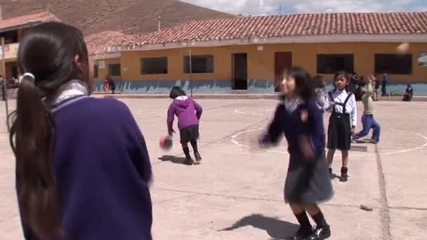 Niños en una escuela en Cusco — Vídeos de Stock