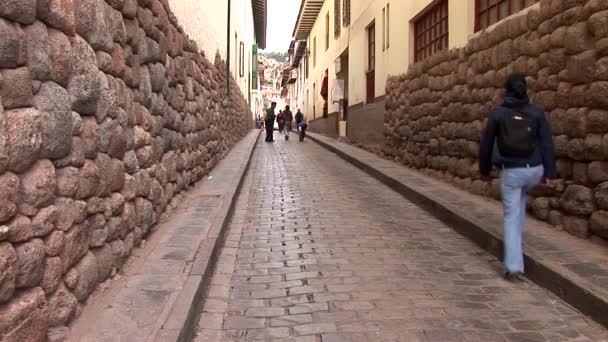 Ludzie chodzą na ulicach Cusco — Wideo stockowe