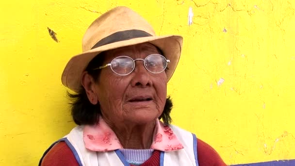 Försäljare på marknaden i Cusco — Stockvideo