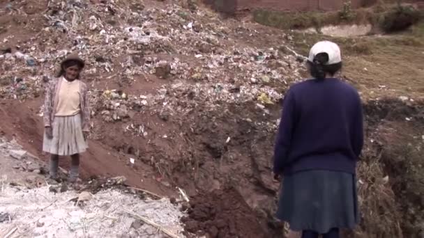 Pessoas que trabalham em lixeiras em Cusco — Vídeo de Stock