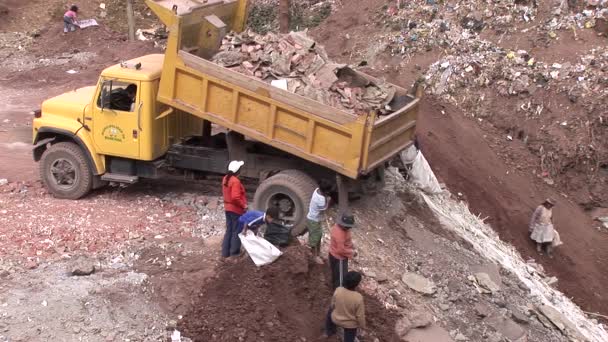 Personas que trabajan en vertederos en Cusco — Vídeos de Stock