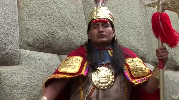 Man in traditional Inca clothes — Stock Video