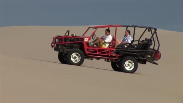 Buggy viaje en el desierto de arena — Vídeo de stock