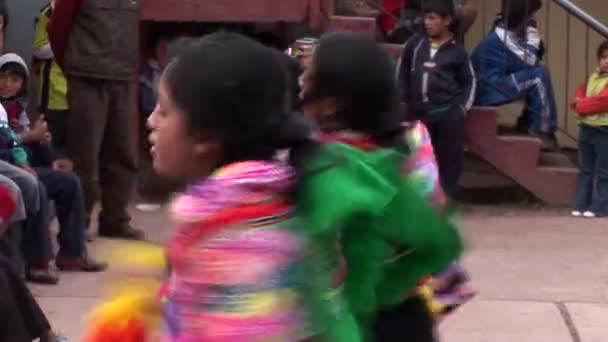 Dançarinos no desfile tradicional — Vídeo de Stock