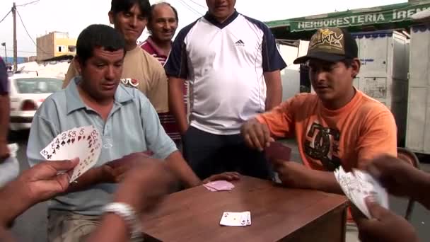 Hráči hráli karty — Stock video