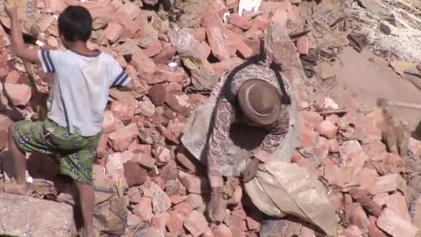 Люди, работающие на свалке отходов в Куско — стоковое видео