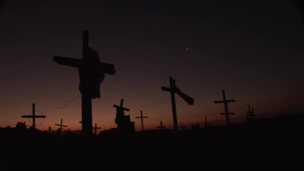 Ancien cimetière au coucher du soleil — Video