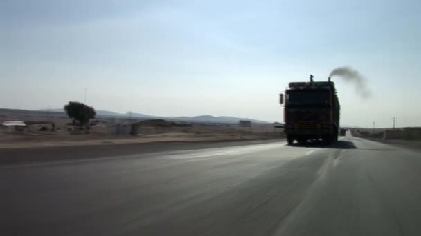 Vrachtwagen rijden op de weg — Stockvideo
