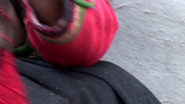 Frau in einer Straße in Cusco Wolle spinnen — Stockvideo