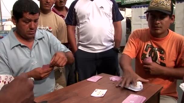 Hráči hráli karty — Stock video