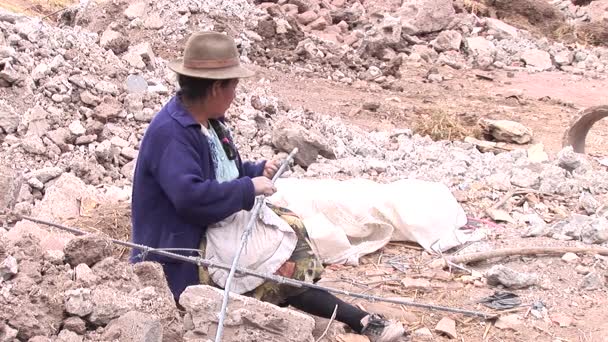 People working on waste dump in Cusco — Stock Video