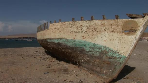 Old fishing boat at Paracas National Park — Stock Video