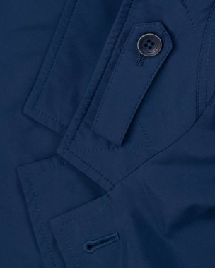 Donanma parka tasmasını düğme ve dikişle kapatın. Teknik dış giyim kumaş dokusu.