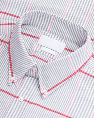 Gri ve kırmızı çizgili beyaz pamuklu gömleği kapat. Düğmeleri ve tekstil dokusuna sahip tasma ayrıntıları.