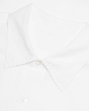 İnci düğmeli klasik beyaz gömlek yakalı. Temiz pamuk kumaş, ince dikişler, zamansız erkek giyimi ayrıntıları, minimum kompozisyon, arka plan yok.