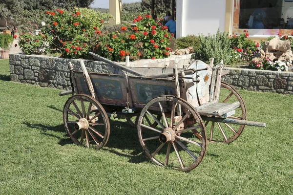 An old cart in the interior of the site near the house — Stock Photo, Image