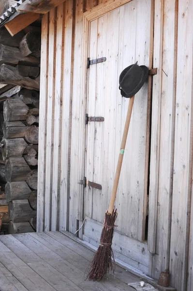 A fragment  of the village  houses  with  a broom  at the  entrance — Stock Photo, Image