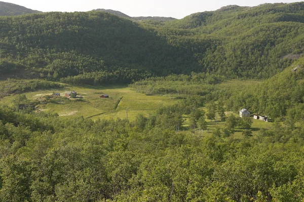 Malá vesnice v údolí hor Norsko — Stock fotografie