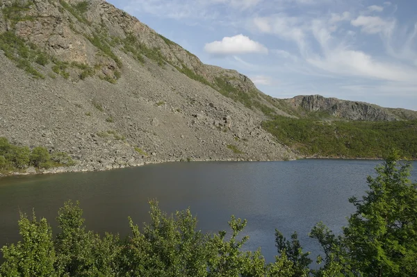 Het meer in de bergen. — Stockfoto