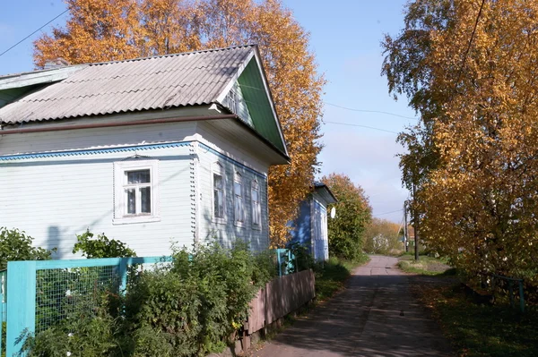 Ten noorden van het houten huis. — Stockfoto