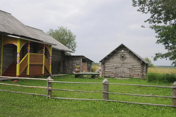 La grange et le fragment de la maison en bois. Russie du Nord — Photo