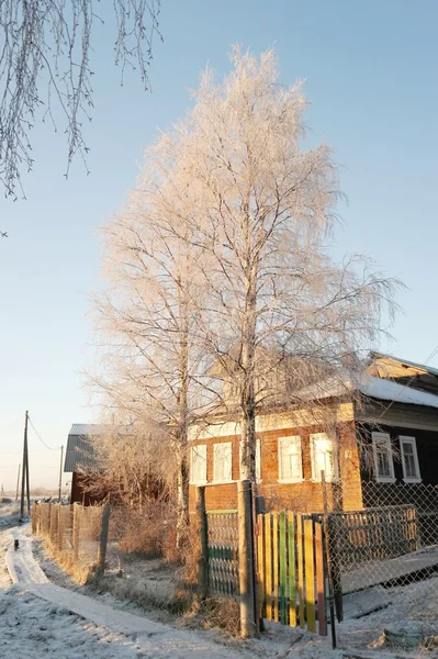 Winterlandschap, dorpshuis. — Stockfoto