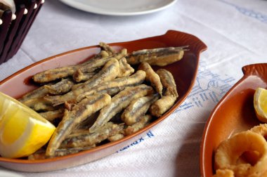 Tabakta kızarmış balık.