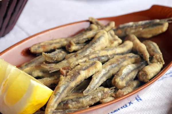 Peixe frito em uma chapa — Fotografia de Stock