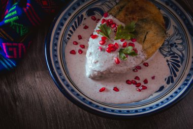 Puebla 'dan bir talavera tabağında Şili en Nogada, Meksika' nın geleneksel mutfağı.