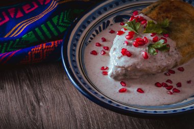 Puebla 'dan bir talavera tabağında Şili en Nogada, Meksika' nın geleneksel mutfağı.