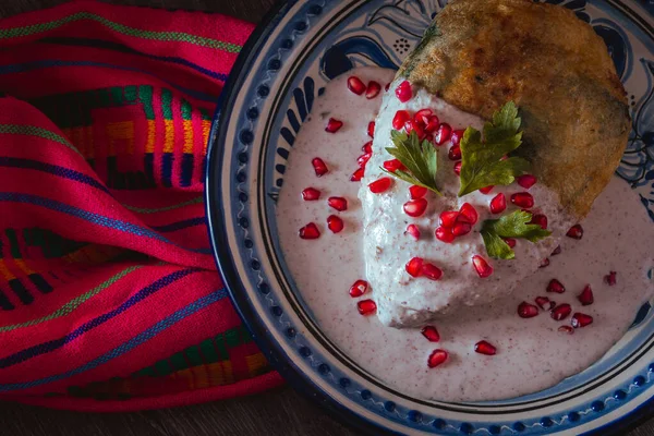 Chile Nogada Talerzu Talavera Puebla Tradycyjna Kuchnia Meksyku — Zdjęcie stockowe